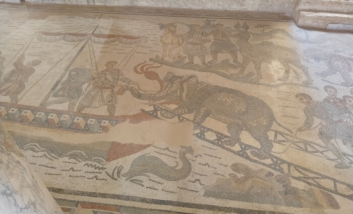 03-Voyages-deci-Dela-Villa-romaine-du-casale-ambulatoire-de-la-grande-chasse