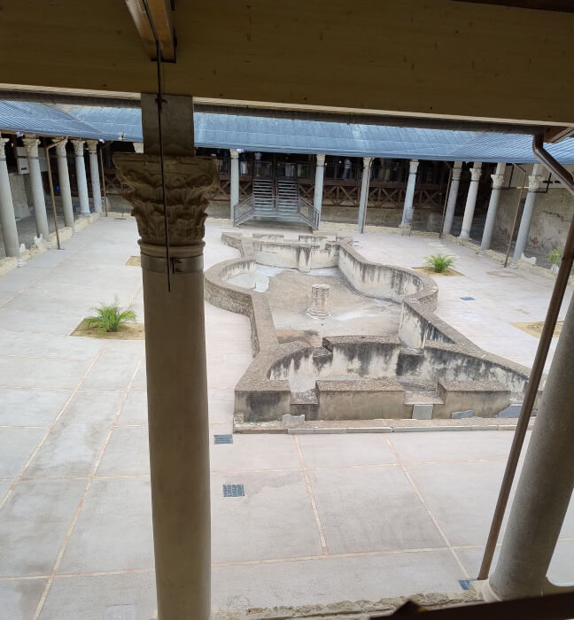 04-Voyages-Deci-Dela-quadrangular-vestibule