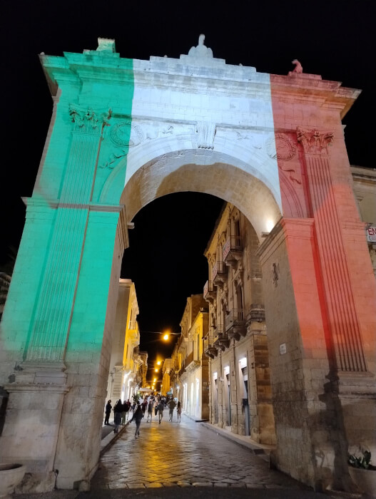 01-voyages deci dela-arc de triomphe-noto