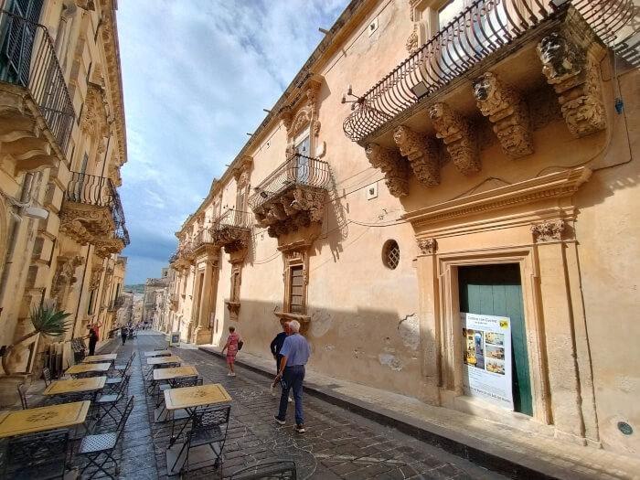 09-Voyages Deci Dela - Noto - architecture balcon